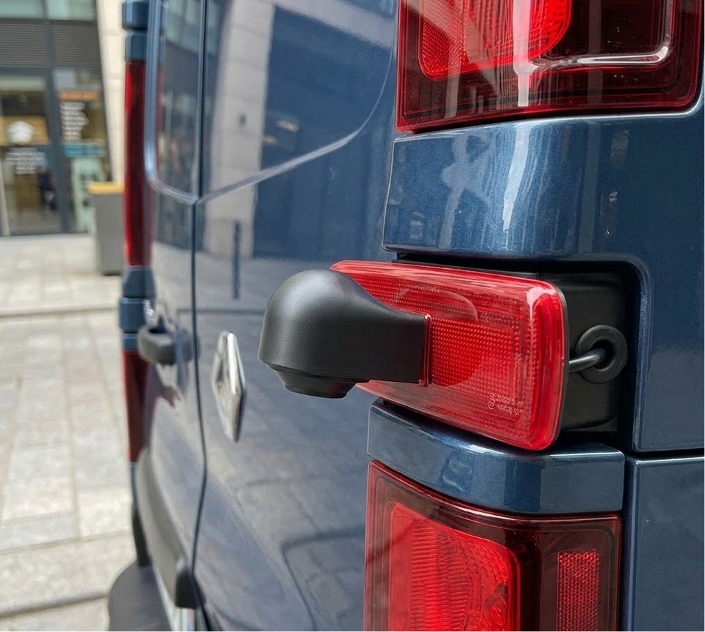 AUTOMOBILIŲ KAMEROS IR MONITORIAI